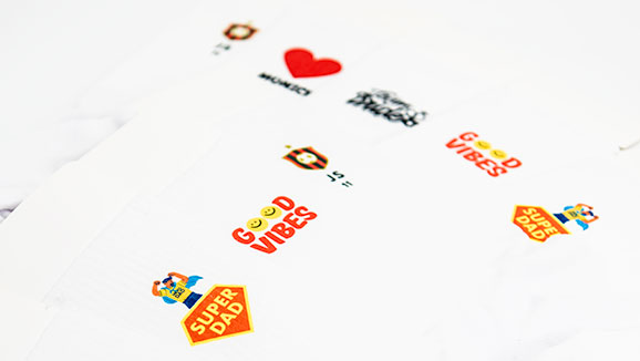 weiße bedruckte Socken mit Logo